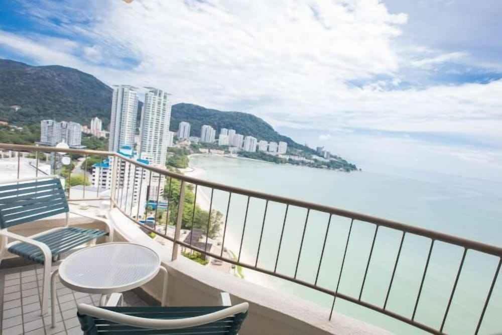Rainbow Paradise Beachfront Penang タンジュンブンガ エクステリア 写真
